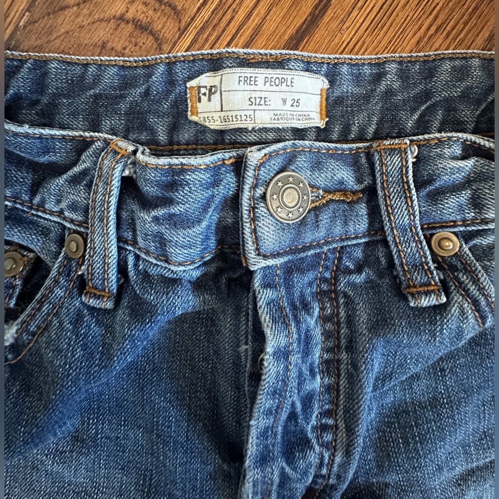 Free People Blue Denim Women Shorts 100% cotton mini with frayed edges size 25 - Picture 3 of 5